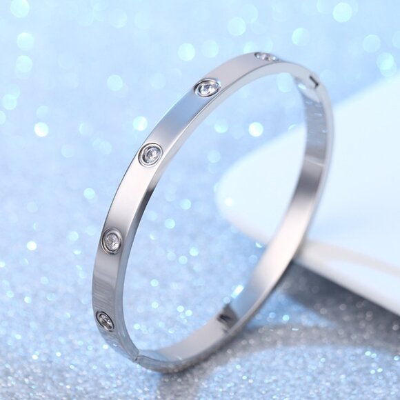 Jewelry - ✨ NEW Silver Tone Minimalist Rhinestone Bangle Bracelet